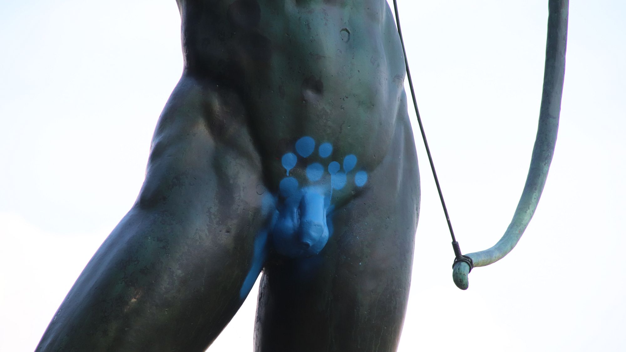 Mit markanter blauer Farbe hervorgehoben, der Penis des Bogenschützen.