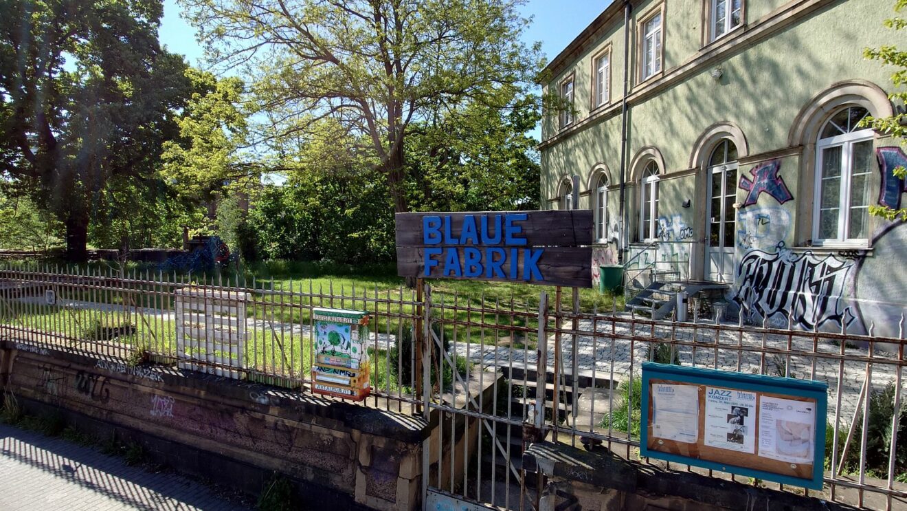 Blaue Fabrik in der Grünen Villa an der Eisenbahnstraße.