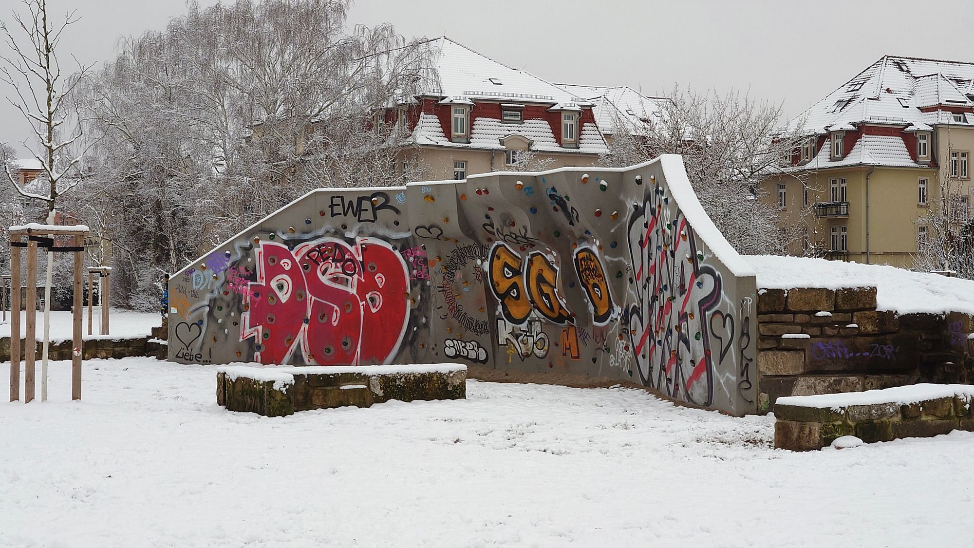 Die Klettermauer wurde schon für Graffiti-Sprüh-Aktionen benutzt. Foto: Archiv Anton Launer