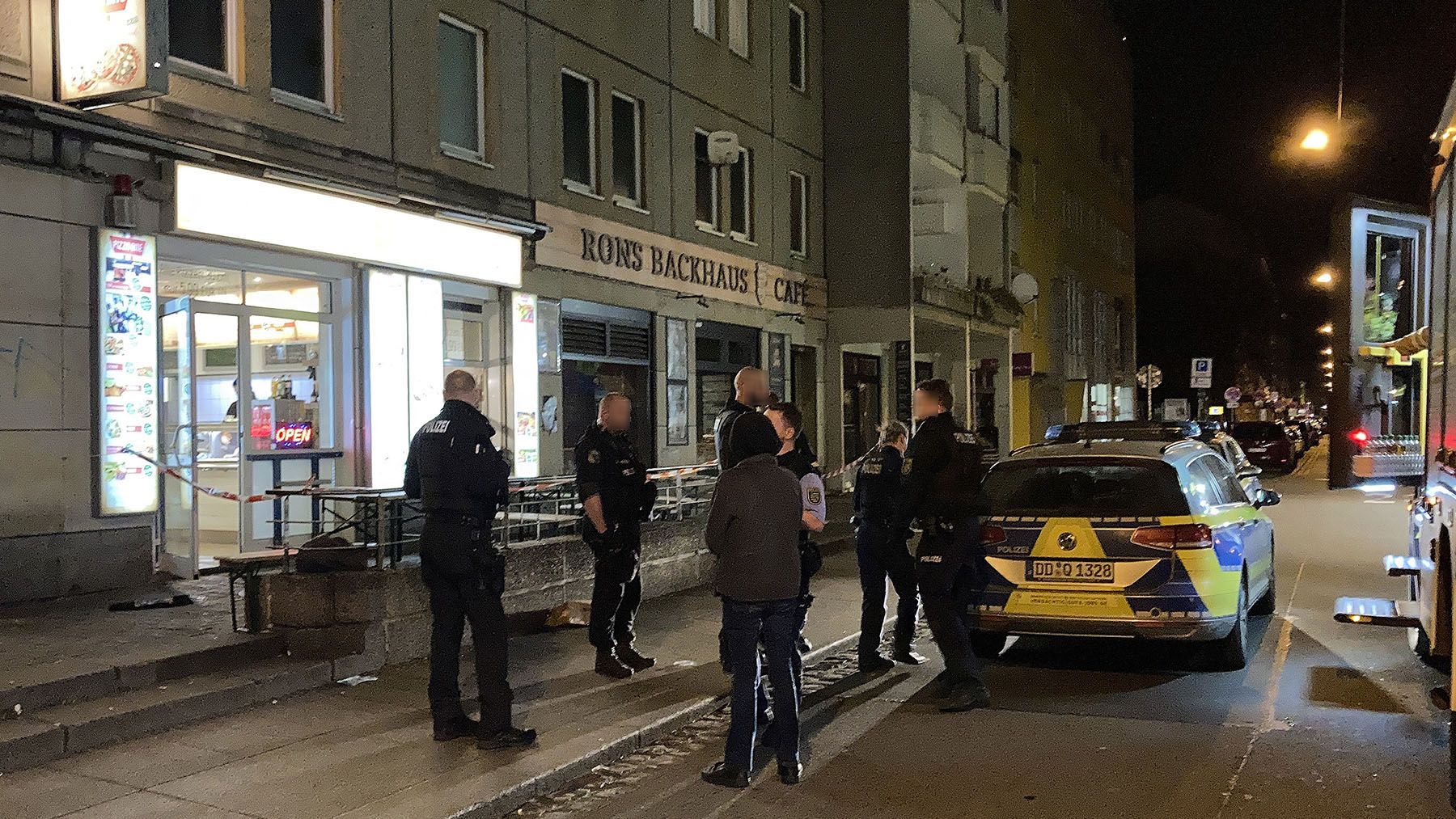 Polizeieinsatz in der Nacht vom 2. zum 3. Mai nach dem versuchten Totschlag auf der Alaunstraße. Foto: Roland Halkasch