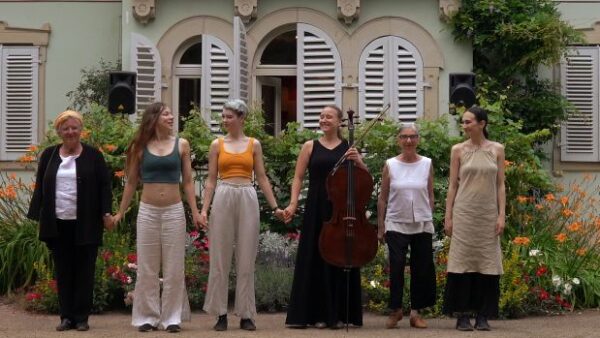 Ein internationales, generationenübergreifendes Ensemble huldigt der Unsterblichen. Foto: Francesca Mommo