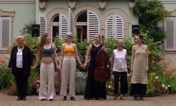 Ein internationales, generationenübergreifendes Ensemble huldigt der Unsterblichen. Foto: Francesca Mommo