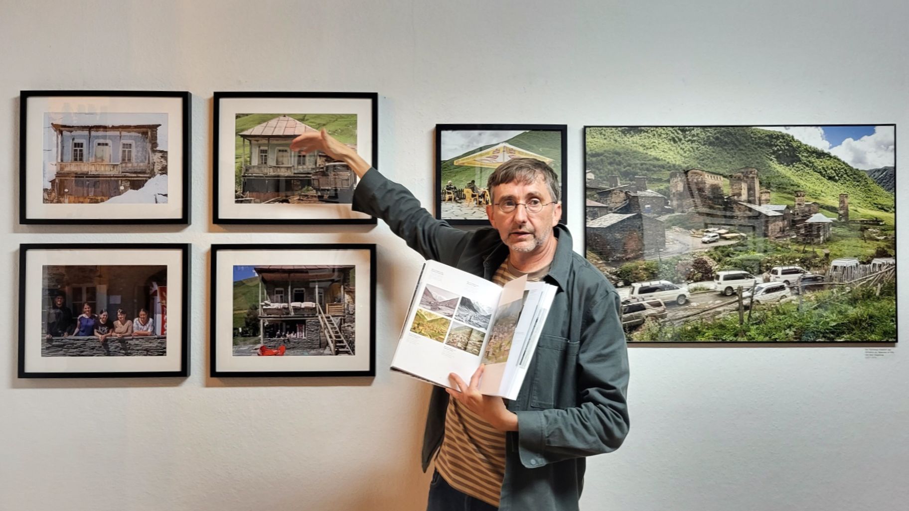 Stefan Applis erläutert die besondere Geschichte und Architektur der swanischen Bergdörfer in der Ausstellung, die Anfang August 2023 in der Galerie nEUROPA eröffnet wurde. Foto: S. Wolf