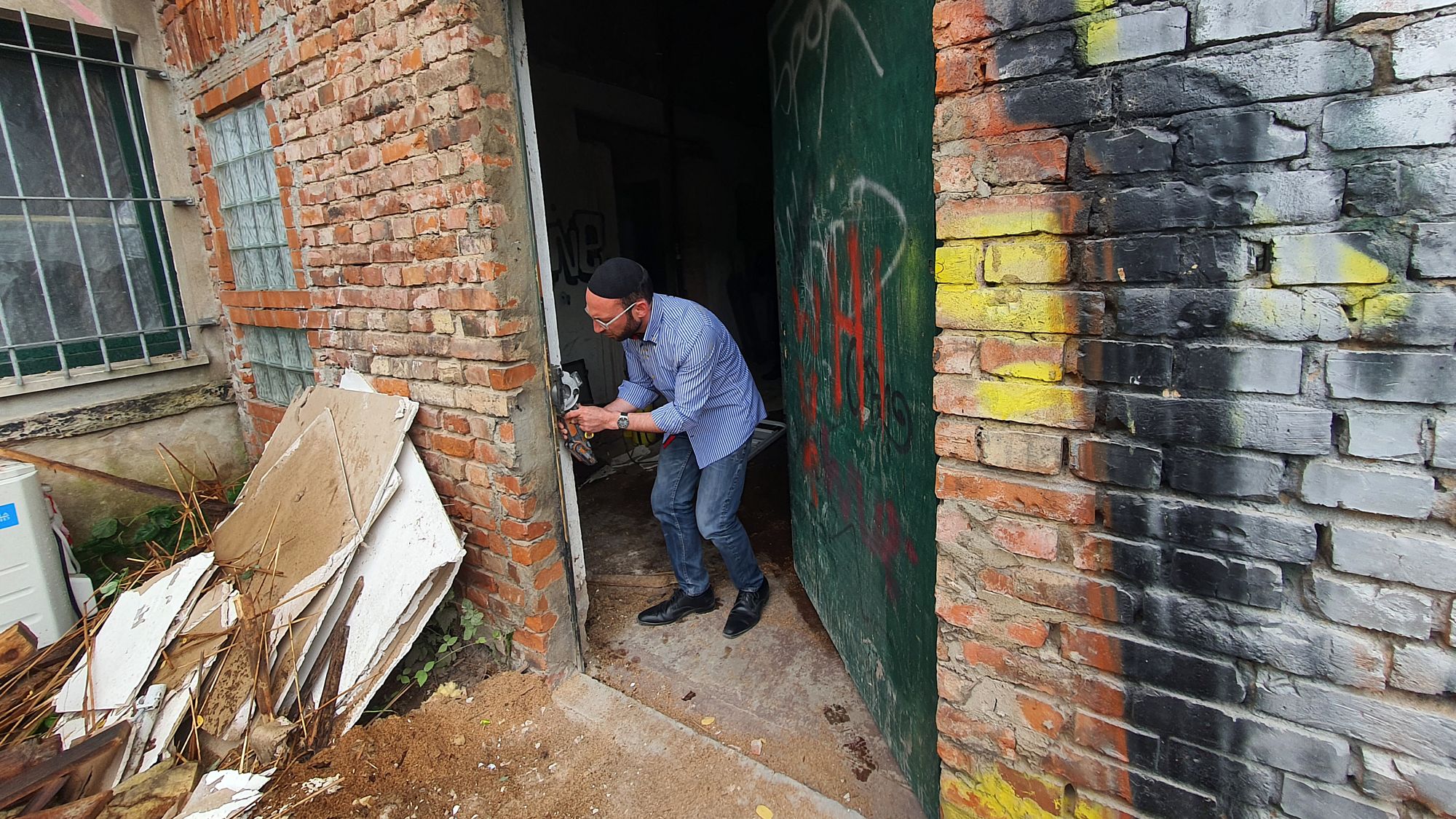 Rabbi Akiva Weingartner legte selbst Hand mit an. Foto: Herbert Lappe