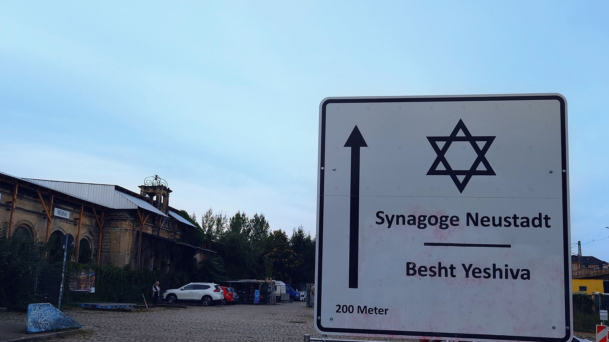 Die neue Synagoge befindet sich in unmittelbarer Nähe zum alten Eingang des Leipziger Bahnhofs.