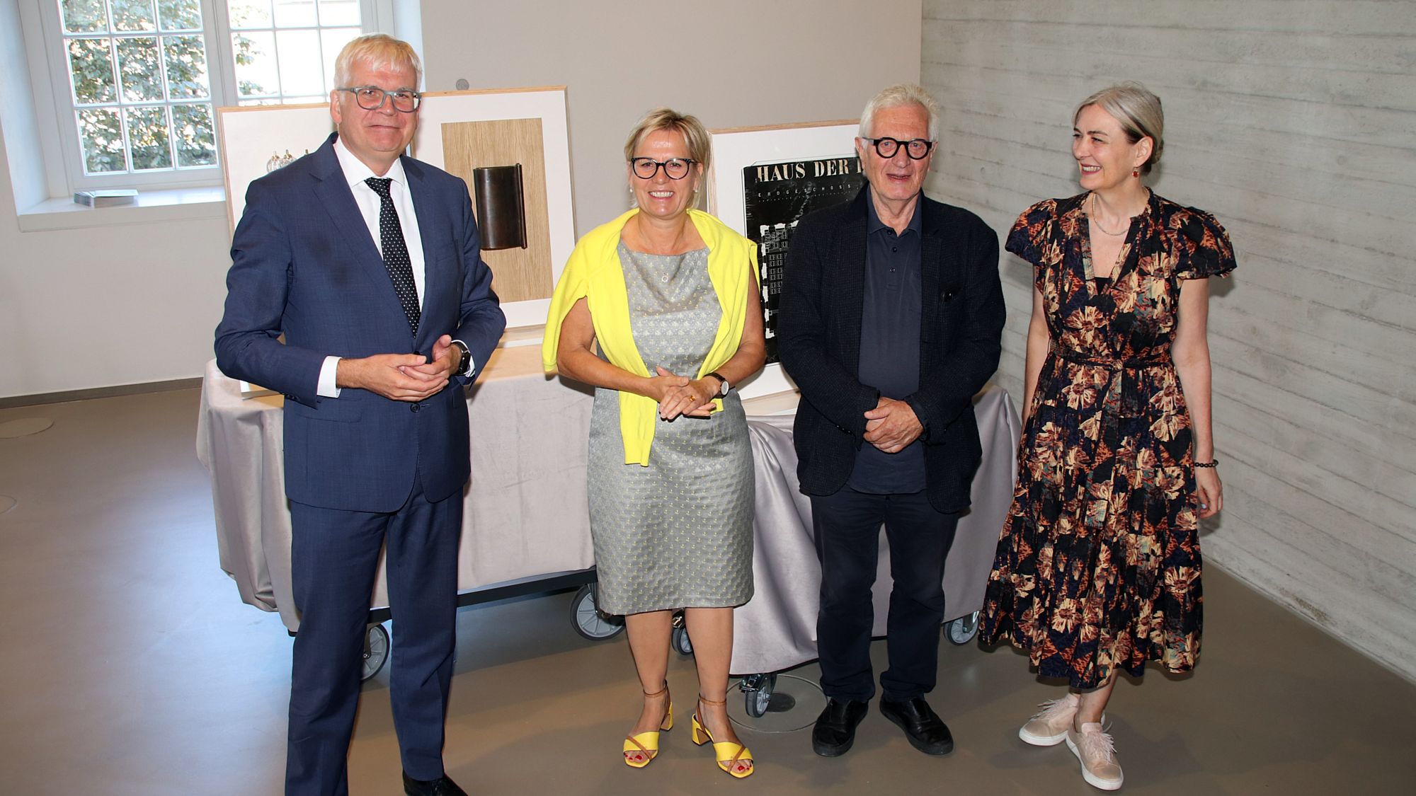 Finanzminister Vorjohann und Kulturministerin Klepsch übergaben die Räume für das Archiv von Egidio Marzona an Marion Ackermann (SKD)