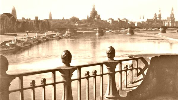 Blick von der Albertbrücke auf die Carolabrücke um 1900. Zeitgenössische Postkarte.