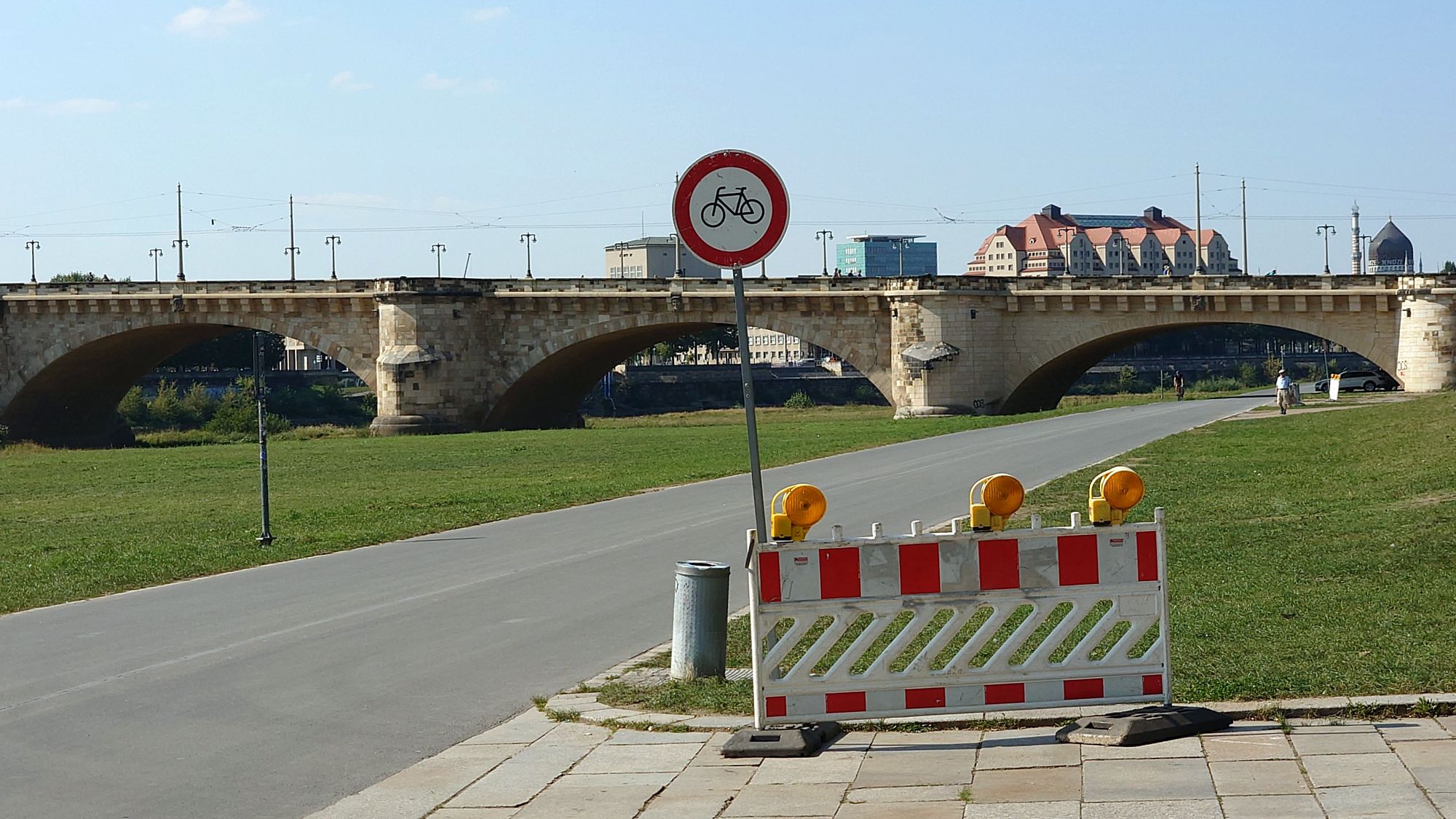Ab Montag, 18. September, gibt es am Elberadweg zwischen Augustus- und Marienbrücke eine Umleitung.