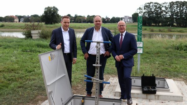 Frank Brinkmann, Vorstandsvorsitzender der Sachsen-Energie, Dirk Hilbert, Oberbürgermeister von Dresden und Oliver Schenk, Chef der Sächsischen Staatskanzlei an einem der 15 Brunnen am alten Wasserwerk Saloppe.