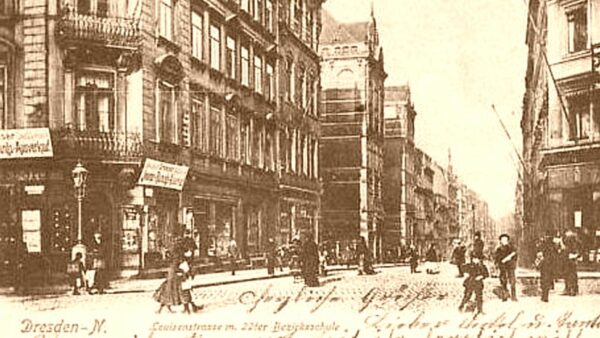Straßenleben im Arbeiterviertel Äußere Neustadt, hier festgehalten die Ecke Louisen-/Görlitzer Straße auf einer Postkarte von 1910.