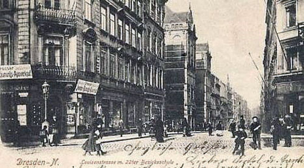 Straßenleben im Arbeiterviertel Äußere Neustadt, hier festgehalten die Ecke Louisen-/Görlitzer Straße auf einer Postkarte von 1910.