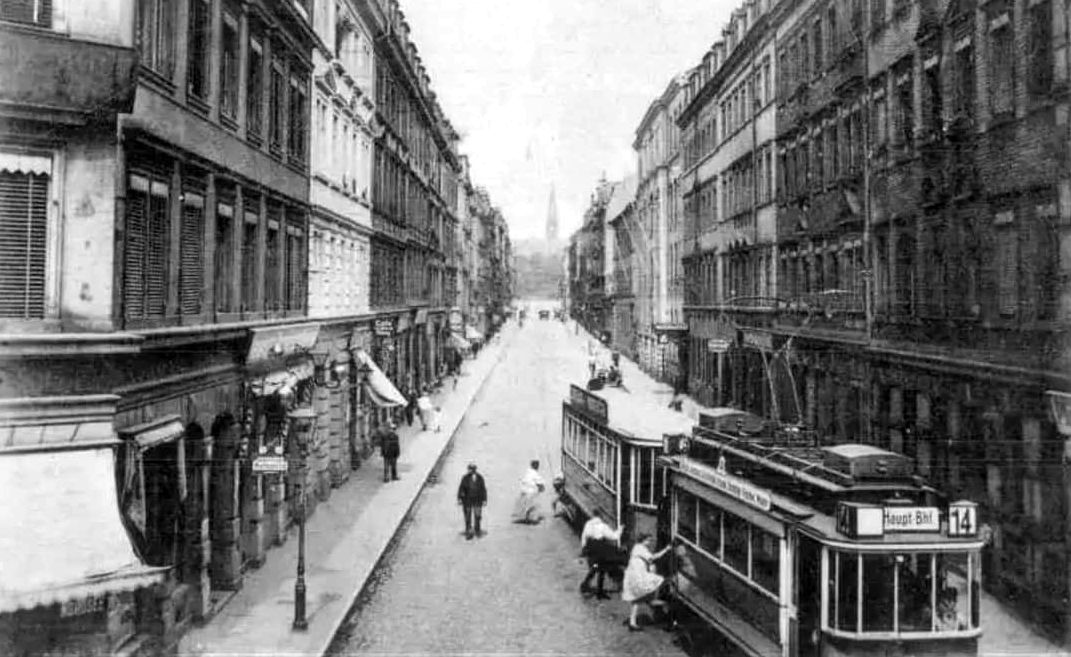 Die Postkarte von 1942 zeigt die Görlitzer Straße, linker Hand, wo sich heute die Studio-Bar befindet, hatte Pfunds Molkerei zu der Zeit des hier beschriebenen Ereignisses seinen ersten Milchladen.