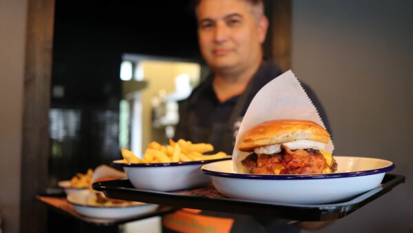 "Auf die Qualität der Burger kommt es an", sagt der neue Burgermeister Bülent.