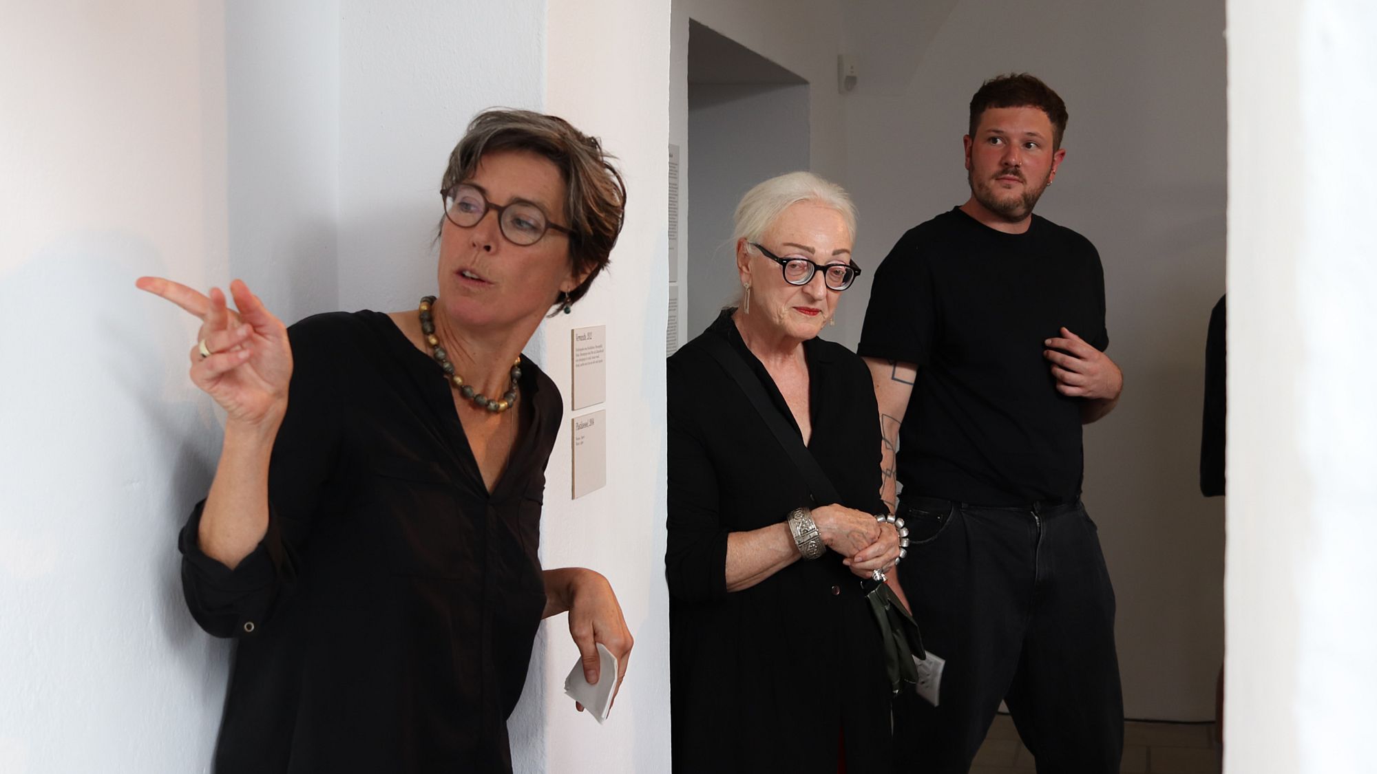 Christiane Mennicke-Schwarz vom Kunsthaus Dresden (links) und Vincent Schier haben die Ausstellung gemeinsam mit Franziska Weinberger zusammengestellt. 