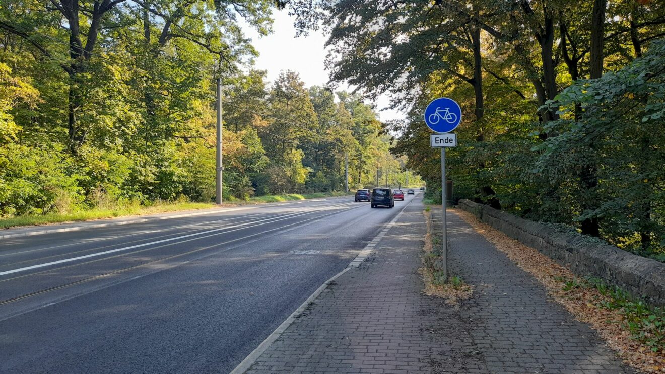 Dicht vor der Haltestelle Mordgrundbrücke endet der Radweg. Hier sieht Zastrow eher Handlungsbedarf