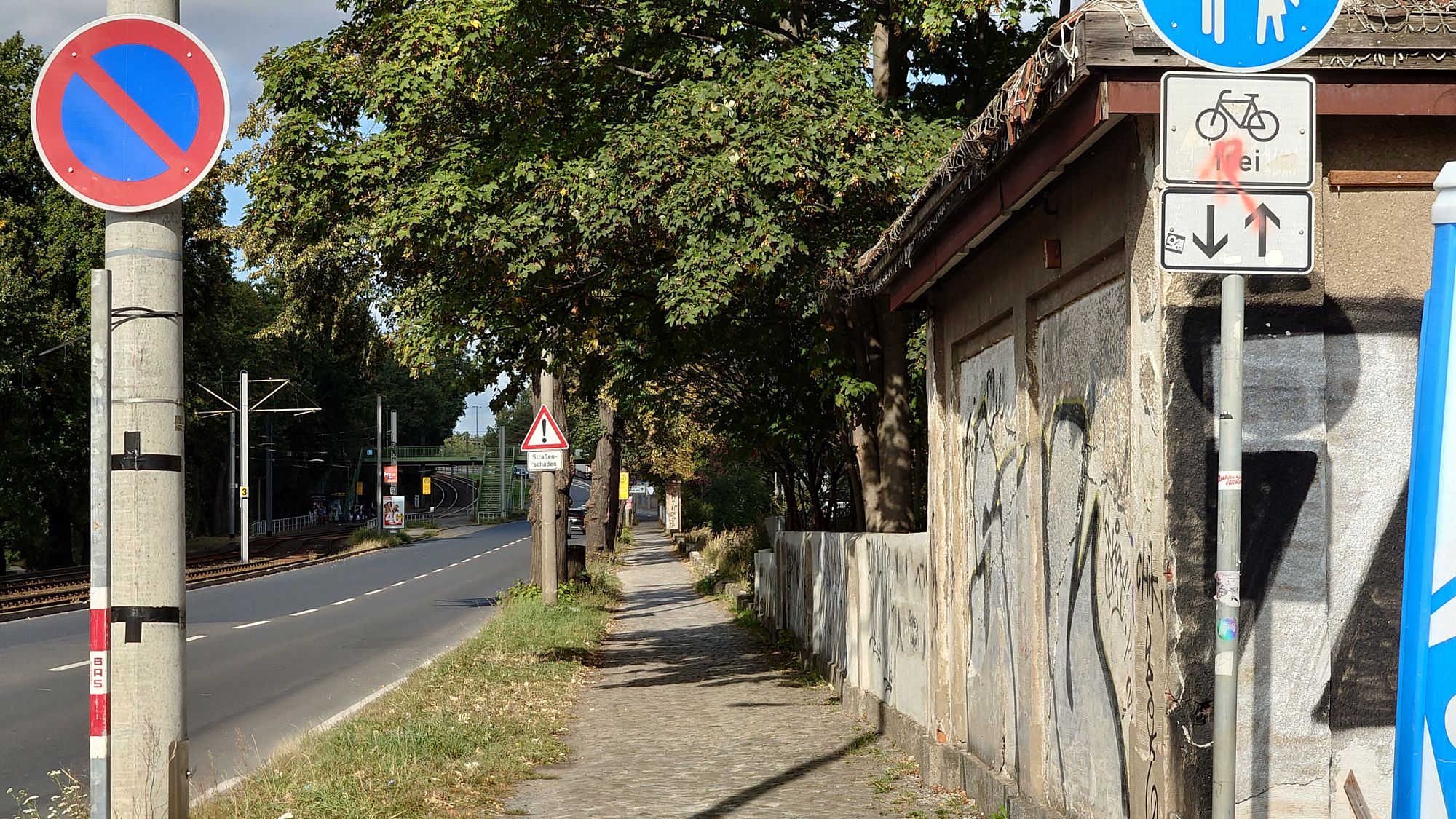 Der Fußweg an der Königsbrücker Straße wird instand gesetzt, der stadtauswärtige Verkehr durch das Industriegelände umgeleitet.