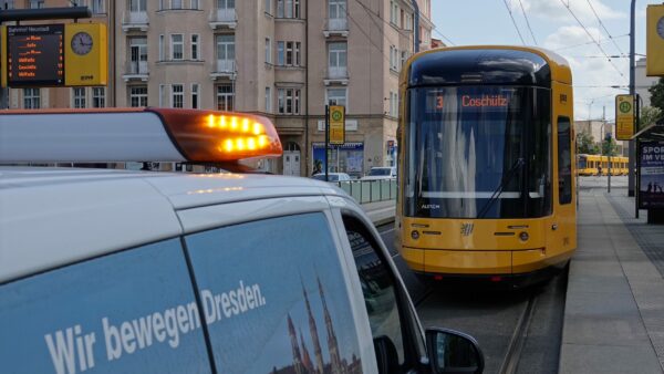 Dispatcher und Straßenbahn am Unfallort - Foto: Roland Halkasch