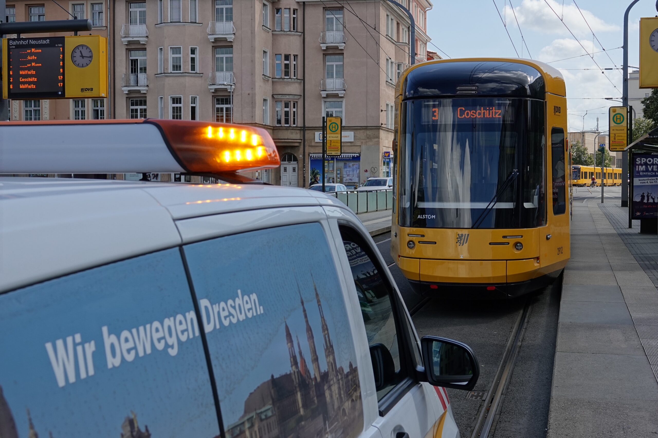 Dispatcher und Straßenbahn am Unfallort - Foto: Roland Halkasch