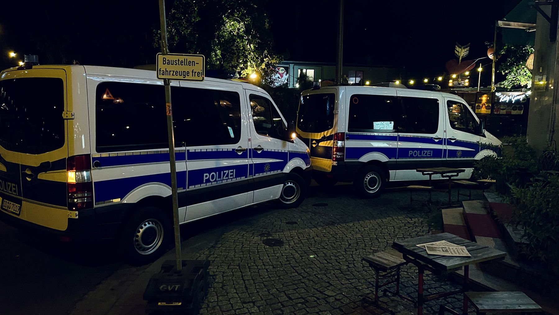 Zwei Einsatzfahrzeuge der Bereitschaftspolizei zwischen Katy's Garage und dem Anamit - Foto: Florian Varga