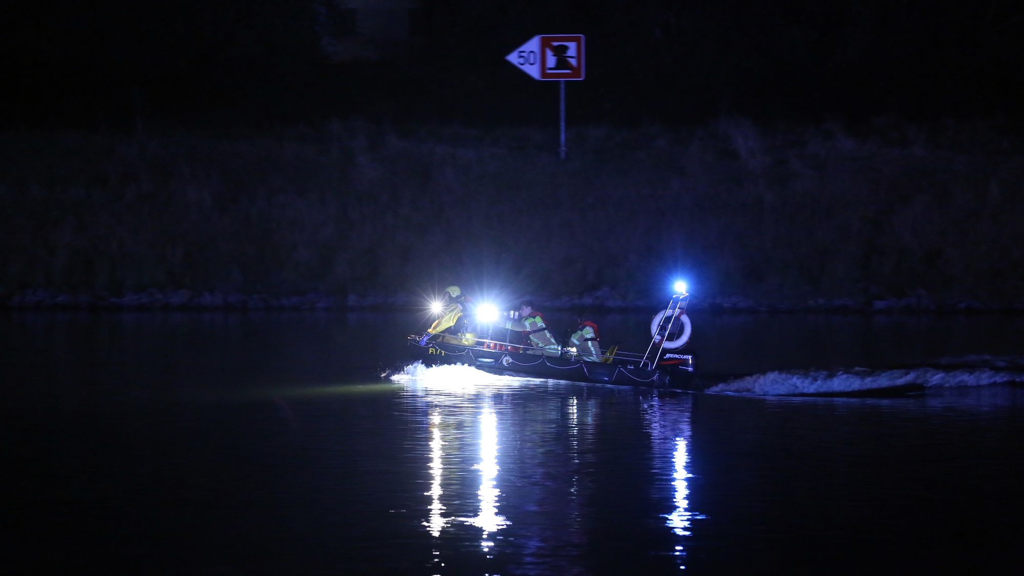 Einsatz auf der Elbe. Foto: Roland Halkasch