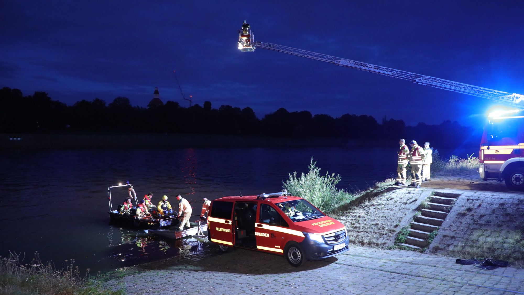 Feuerwehr-Einsatz an der Elbe. Foto: Roland Halkasch