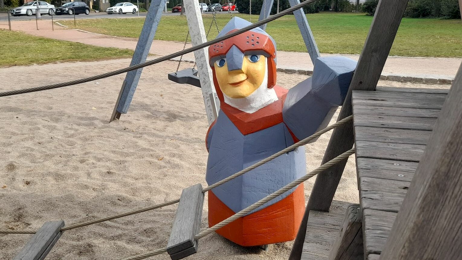 Der freundliche Ritter hebt die Hand zum Gruß.