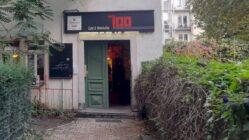 Ein Glückwunsch zur Schnapszahl Im Hinterhof der Alaunstraße befindet sich der EIngang zur "100"