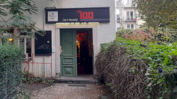 Im Hinterhof der Alaunstraße befindet sich der EIngang zur "100"