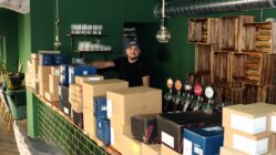 Monitos: Neue Bar an der Kamenzer Marcel Voß, Kneipenwirt und Barkeeper im Monitos.