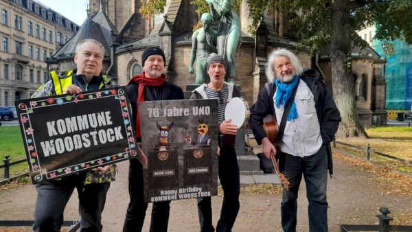 Peter Hertel, Ulrich Olunczek, Tommy Lehmann und Dieter Beckert sind die "Kommune Woodstock" und laden zur UNO-Party.