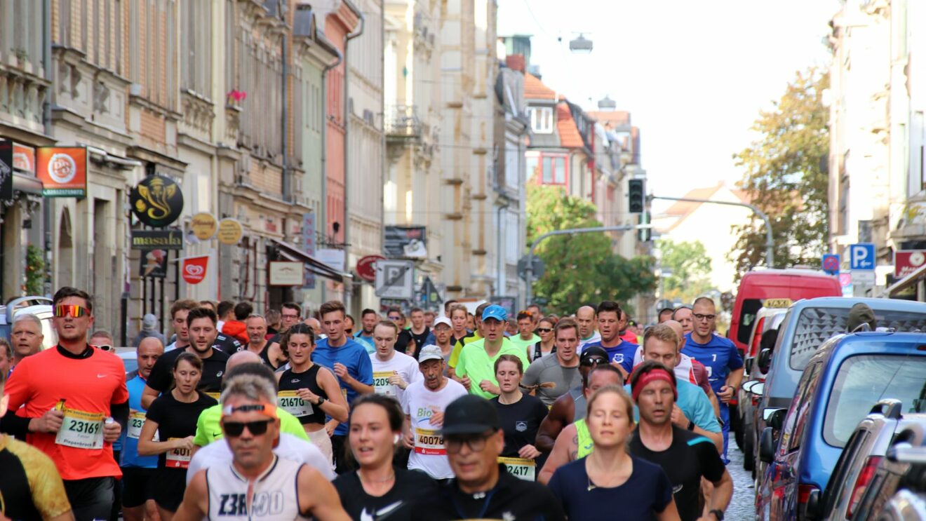 Großer Andrang auf der Louisenstraße. Im Hauptfeld leisteten es sich die Läuferinnen und Läufer, den Zuschauenden zuzuwinken.