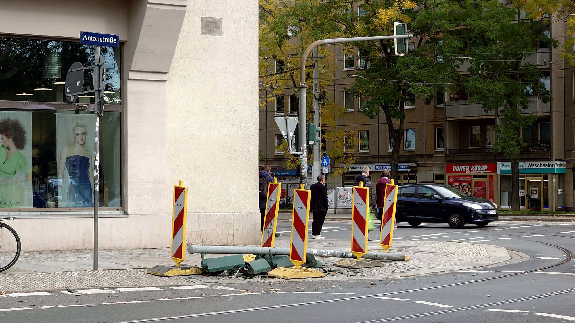 Die gefallene Ampel an der Antonstraße.