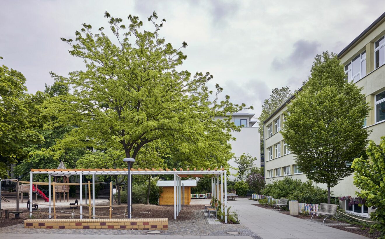 Der Hof der Schule ist nun insgesamt deutlich grüner geworden. Ob das den kühlenden Zweck erfüllt, soll nun nachgemessen werden. Foto: Robert Gommlich