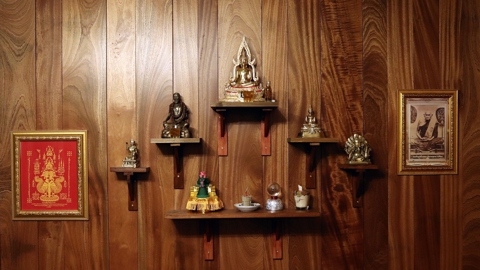 Wichtiger Bestandteil des Studios, ein MIni-Buddha-Schrein.