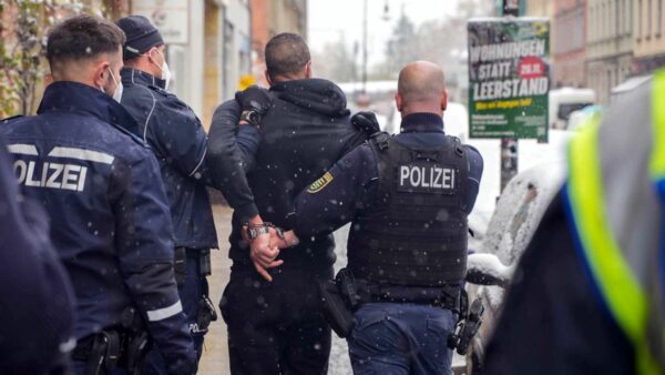 Der Mann wurde schließlich abgeführt. Foto: xcitepress/Finn Becker