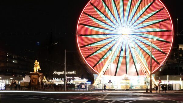 Blickfang von der Altstadt, das kunterbunte Riesenrad.