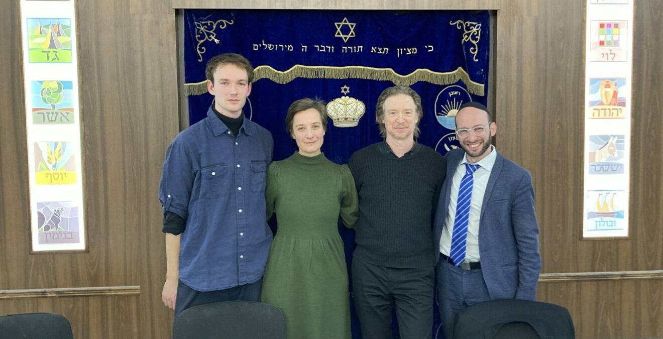 Von links nach rechts: Die Schauspieler*innen Jakob Fliess, Karina Plachetka, Oliver Simon und der Gemeinderabbiner Akiva Weingarten - Foto: Nikolaus Gründahl