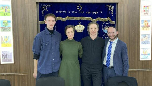 Von links nach rechts: Die Schauspieler*innen Jakob Fliess, Karina Plachetka, Oliver Simon und der Gemeinderabbiner Akiva Weingarten - Foto: Nikolaus Gründahl