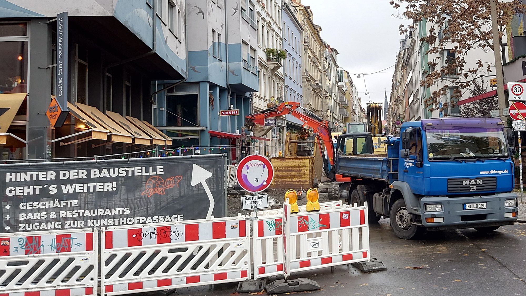 Die Rückverfüllung der Baugrube erfolgt komplett mit Sandschlämmen. Die Schichten müssen jeweils über eine Woche lang abtrocknen. 