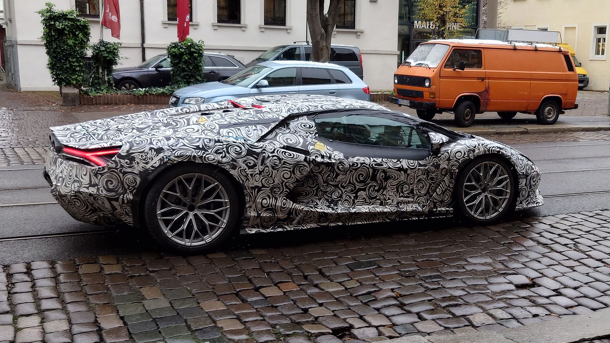 Ein lamborghini huracan steht auf einer dunklen straße in einer stadt