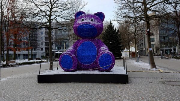 Der Teddy hat seinen Kopf wieder auf den Schultern, ist aber noch stark reparaturbedürftig.