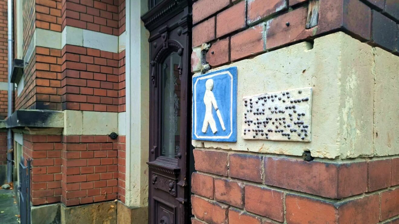 An und in öffentlichen Gebäuden kann in Dresden noch viel für die Teilhabe von Beeinträchtigten Menschen geschehen.