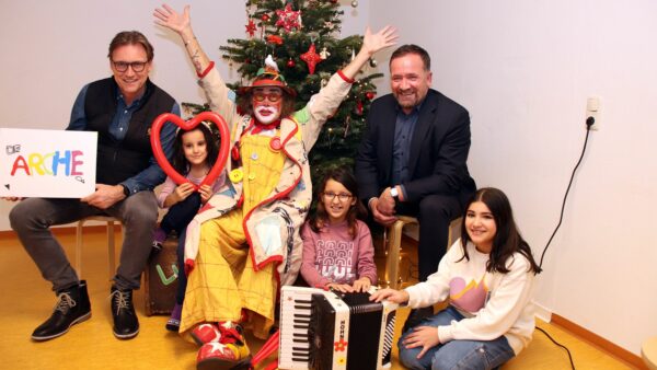 Mirko Meinel, Clown Lulu und René Giese mit Kindern von der Arche.