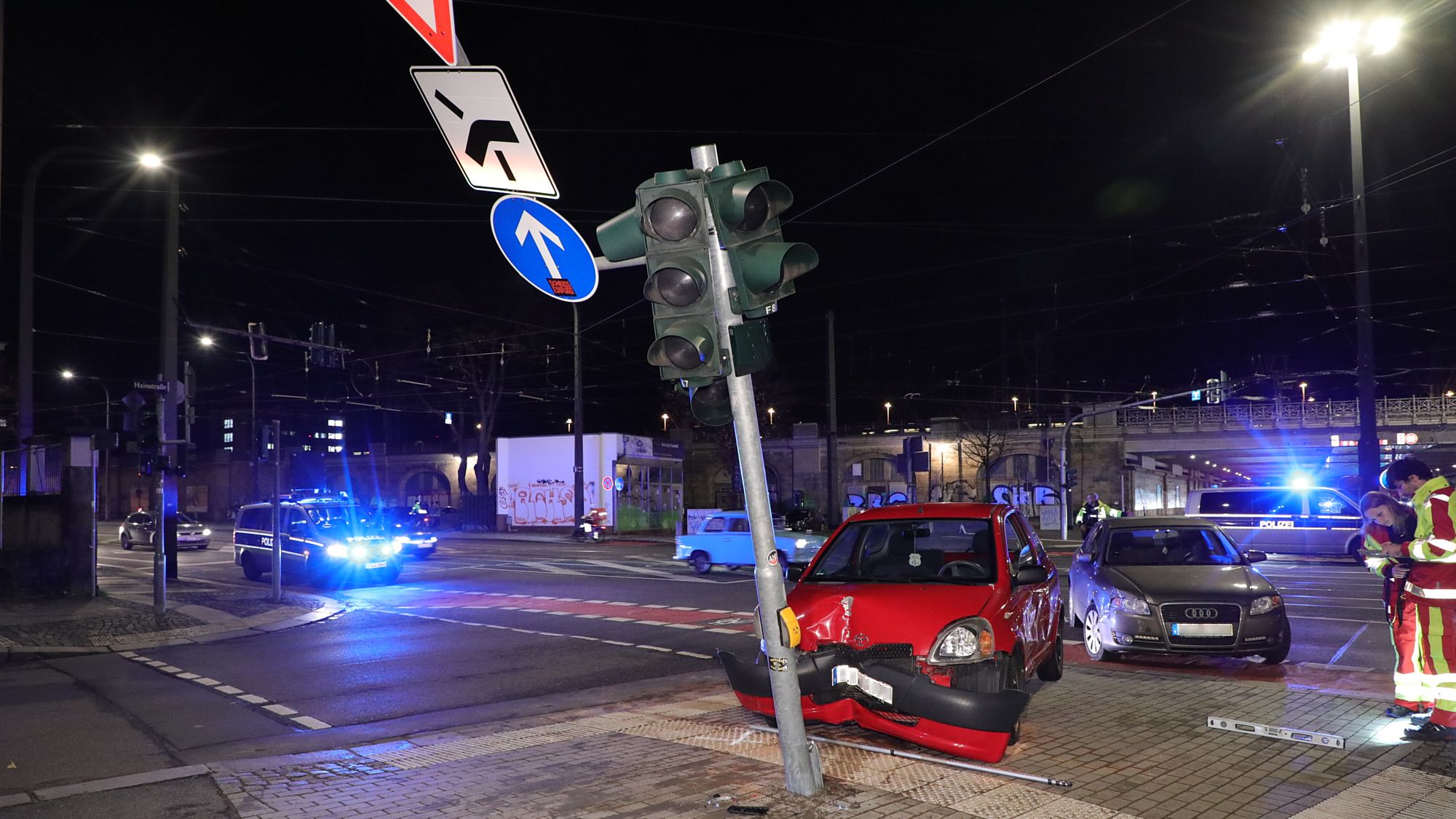 Eine Ampel wurde bei dem Unfall in Mitleidenschaft gezogen. Foto: Roland Halkasch