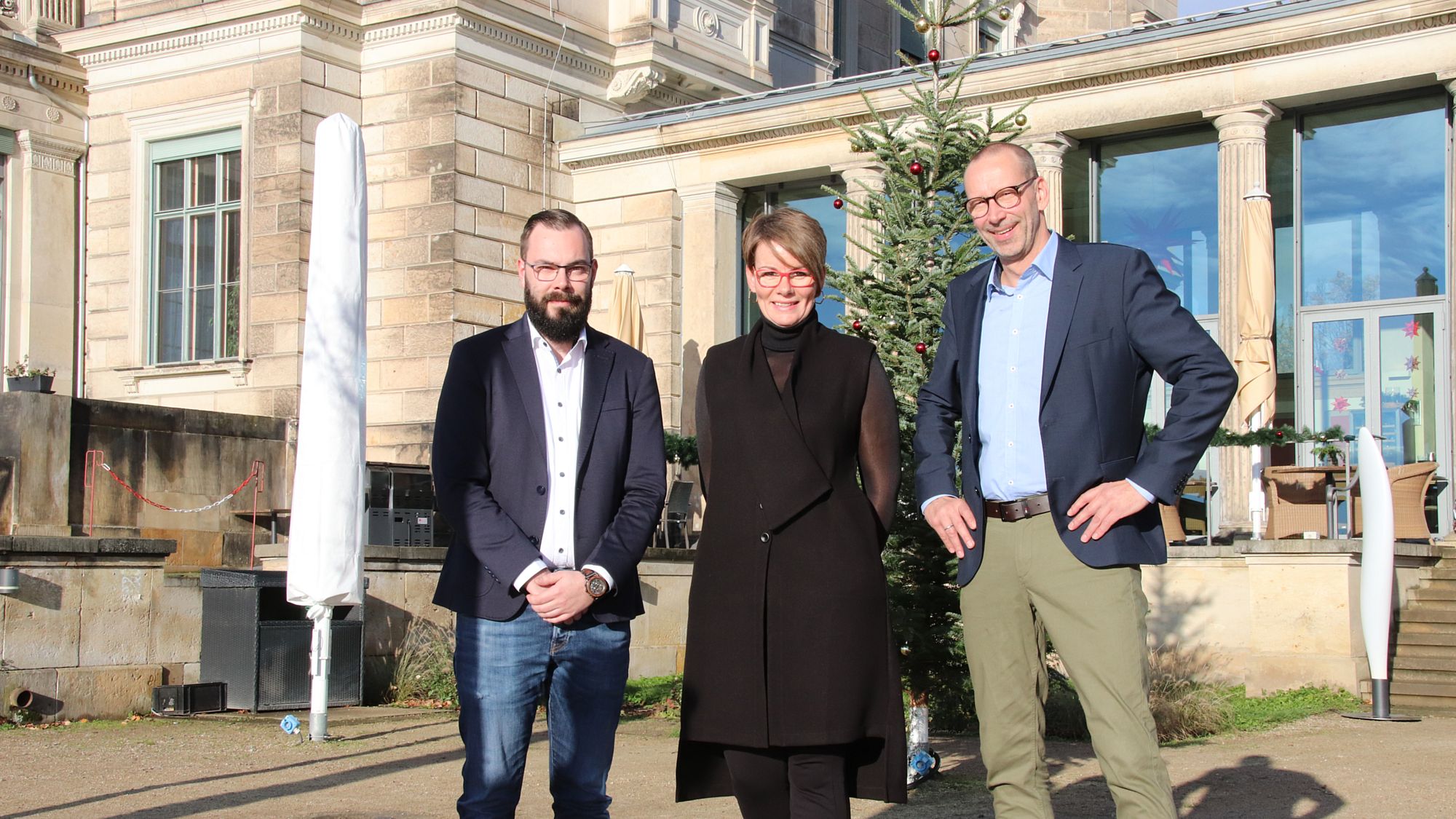 Geschäftsführer David Howanski, Veranstaltungsleiterin Kathrin Ehrhardt und Betriebsleiter Thomas Berger von der „Lingnerschloss Gastronomie Betriebs GmbH“ vorm Restaurant Lingnerterrassen