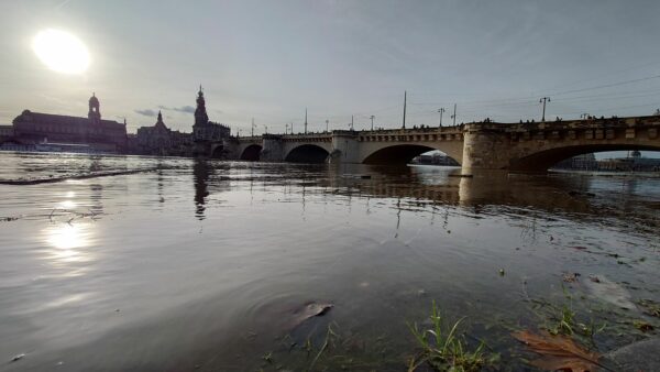 Elbpegel bei knapp unter 6 Metern an der Augustusbrücke