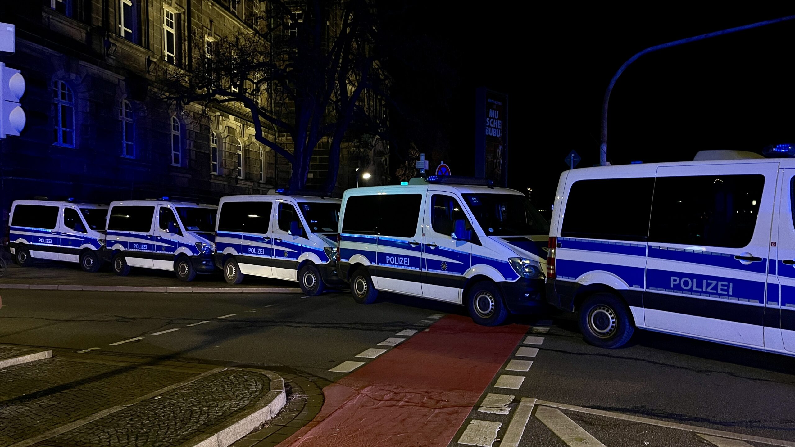 Einsatzfahrzeuge der Polizei zur Absperrung - Foto: Florian Varga