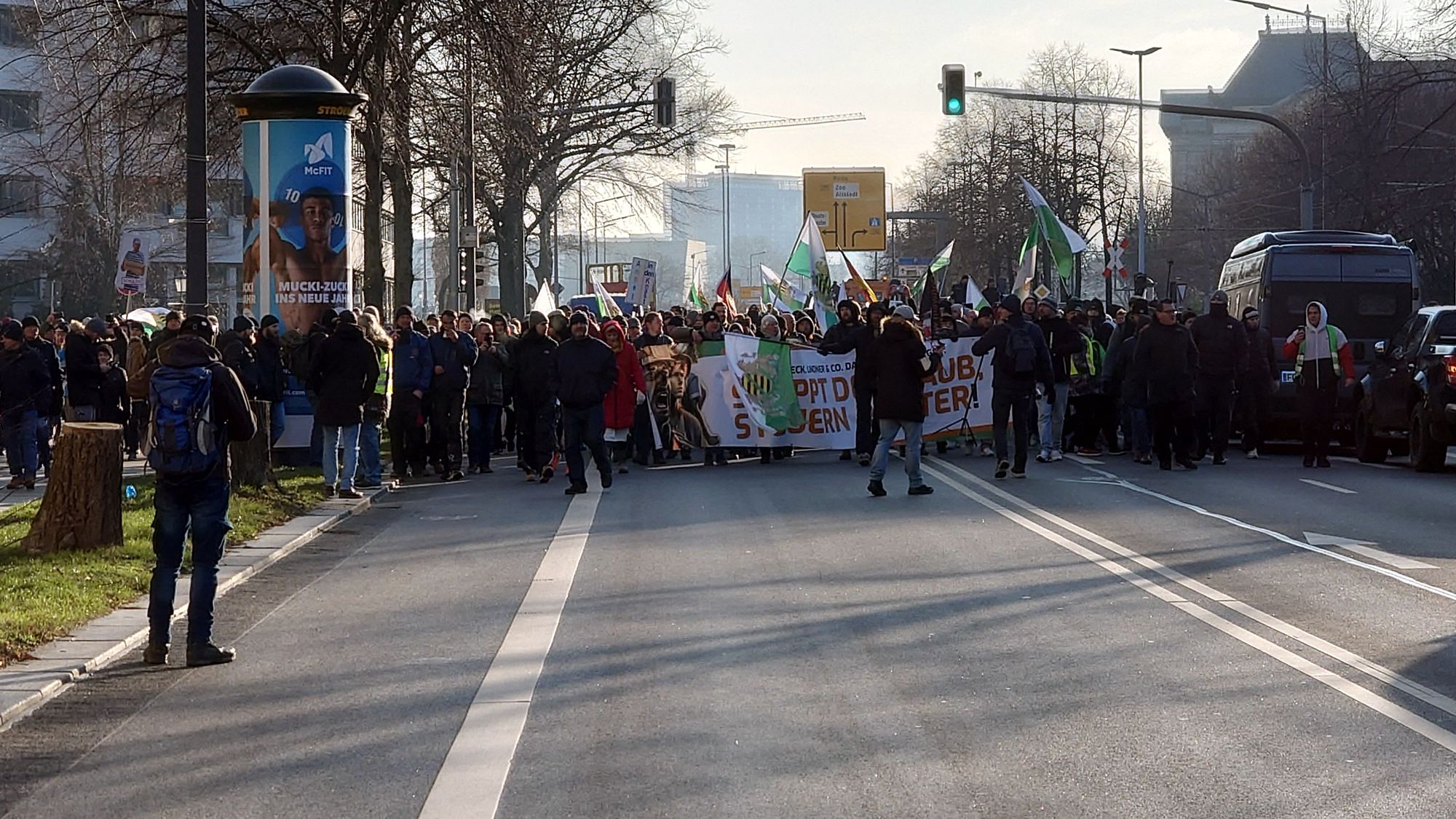 Die "Freie Sachsen"-Demo verließ die vereinbarte Route und wollte weiter in Richtung Albertplatz ziehen.