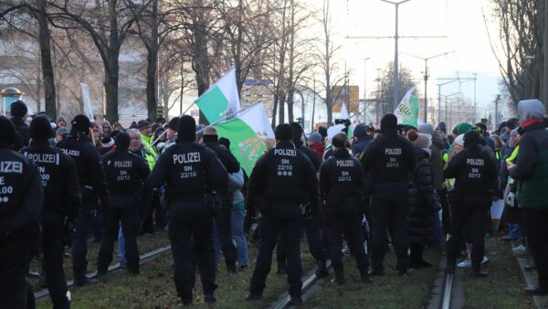 Mit wehenden "Freie Sachsen"-Fahnen zogen die Demonstrierenden wieder ab.
