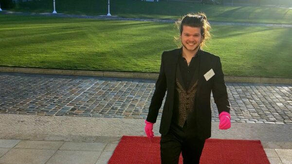 Gründer der Initiative "Pinke Hände" Alexander Kempe auf dem roten Teppich zum Bundespräsidenten. Foto: Pinke Hände